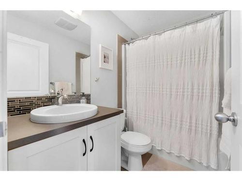 26 Kinlea Common Nw, Calgary, AB - Indoor Photo Showing Bathroom