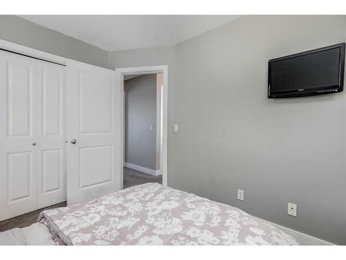 120 Bayside Point Sw, Airdrie, AB - Indoor Photo Showing Bedroom