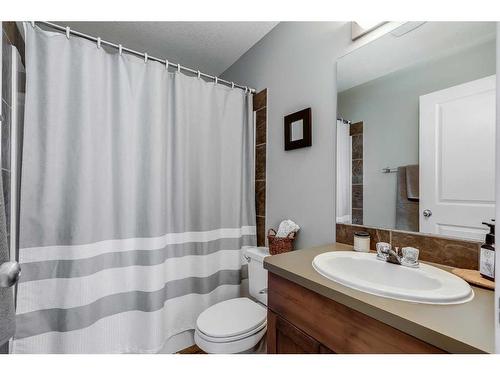 120 Bayside Point Sw, Airdrie, AB - Indoor Photo Showing Bathroom