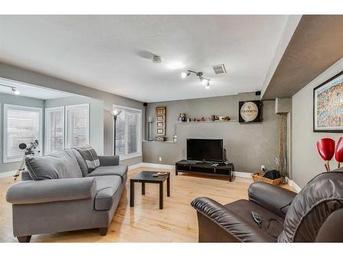 120 Bayside Point Sw, Airdrie, AB - Indoor Photo Showing Living Room