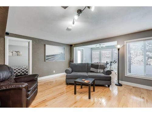 120 Bayside Point Sw, Airdrie, AB - Indoor Photo Showing Living Room