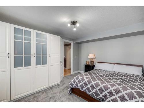 120 Bayside Point Sw, Airdrie, AB - Indoor Photo Showing Bedroom