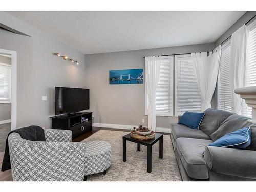 120 Bayside Point Sw, Airdrie, AB - Indoor Photo Showing Living Room