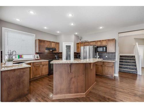 120 Bayside Point Sw, Airdrie, AB - Indoor Photo Showing Kitchen