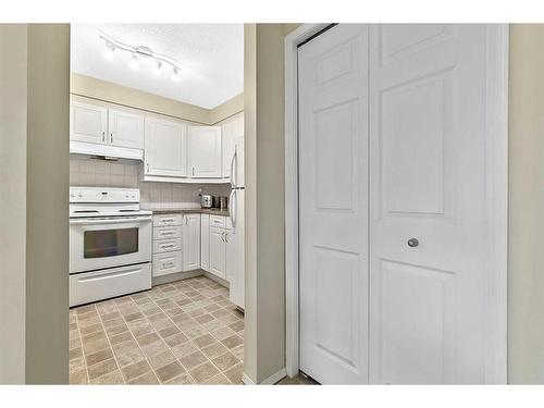 1302-200 Community Way, Okotoks, AB - Indoor Photo Showing Kitchen