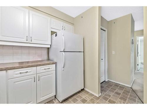 1302-200 Community Way, Okotoks, AB - Indoor Photo Showing Kitchen