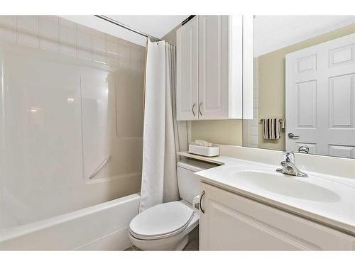 1302-200 Community Way, Okotoks, AB - Indoor Photo Showing Bathroom