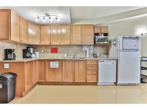 1302-200 Community Way, Okotoks, AB - Indoor Photo Showing Kitchen With Double Sink