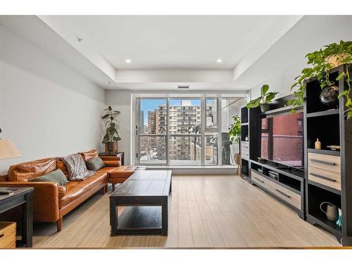 405-930 16 Avenue Sw, Calgary, AB - Indoor Photo Showing Living Room