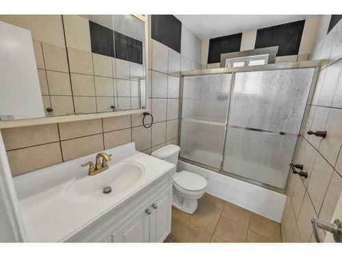 655 Penbrooke Road Se, Calgary, AB - Indoor Photo Showing Bathroom