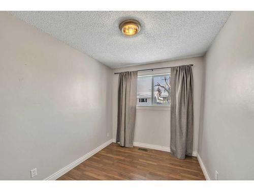 655 Penbrooke Road Se, Calgary, AB - Indoor Photo Showing Other Room