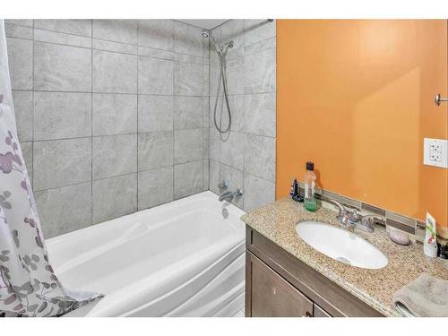 655 Penbrooke Road Se, Calgary, AB - Indoor Photo Showing Bathroom