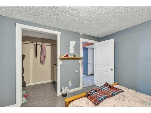 655 Penbrooke Road Se, Calgary, AB - Indoor Photo Showing Bedroom