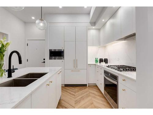 803-8505 Broadcast Avenue Sw, Calgary, AB - Indoor Photo Showing Kitchen With Double Sink With Upgraded Kitchen