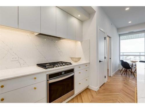 803-8505 Broadcast Avenue Sw, Calgary, AB - Indoor Photo Showing Kitchen