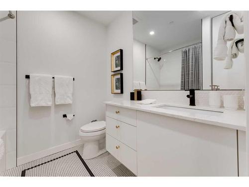 803-8505 Broadcast Avenue Sw, Calgary, AB - Indoor Photo Showing Bathroom