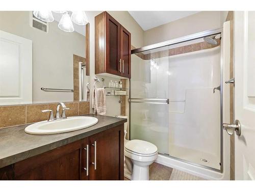 108-205 Sunset Drive, Cochrane, AB - Indoor Photo Showing Bathroom