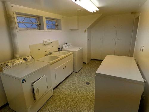 5215 19 Street Sw, Calgary, AB - Indoor Photo Showing Laundry Room