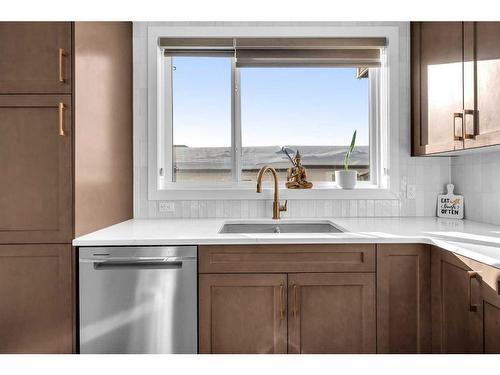 33 Silverton Glen Way Sw, Calgary, AB - Indoor Photo Showing Kitchen With Double Sink