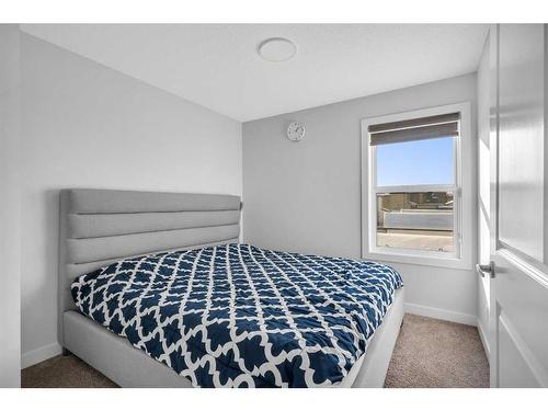 33 Silverton Glen Way Sw, Calgary, AB - Indoor Photo Showing Bedroom