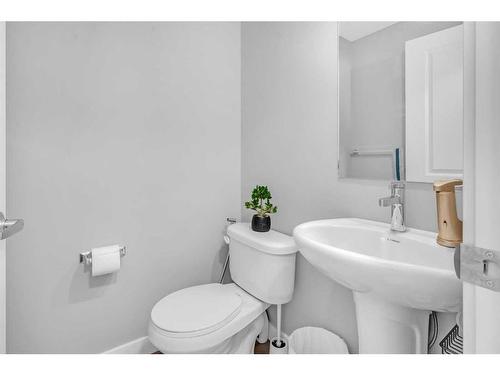 33 Silverton Glen Way Sw, Calgary, AB - Indoor Photo Showing Bathroom