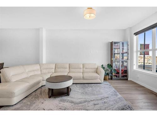 33 Silverton Glen Way Sw, Calgary, AB - Indoor Photo Showing Living Room