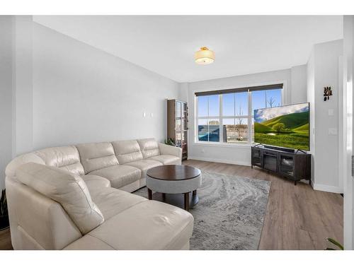 33 Silverton Glen Way Sw, Calgary, AB - Indoor Photo Showing Living Room