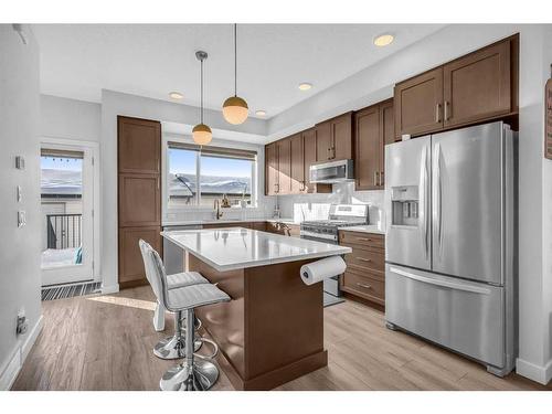 33 Silverton Glen Way Sw, Calgary, AB - Indoor Photo Showing Kitchen