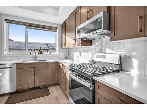 33 Silverton Glen Way Sw, Calgary, AB - Indoor Photo Showing Kitchen With Upgraded Kitchen