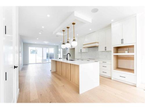 31 Harvard Street Nw, Calgary, AB - Indoor Photo Showing Kitchen With Upgraded Kitchen