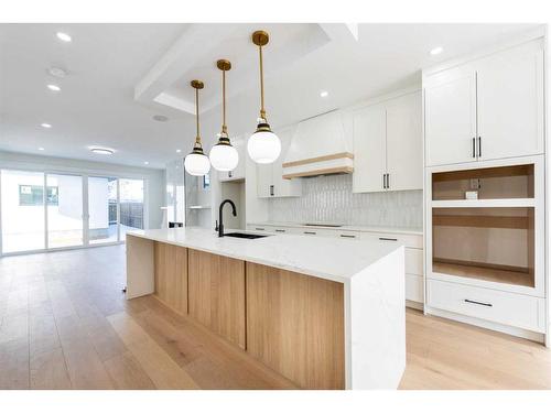 31 Harvard Street Nw, Calgary, AB - Indoor Photo Showing Kitchen With Upgraded Kitchen