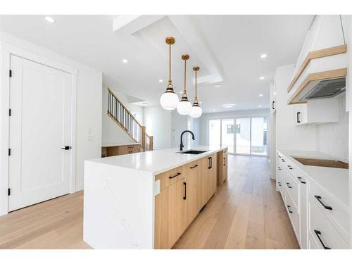 31 Harvard Street Nw, Calgary, AB - Indoor Photo Showing Kitchen With Upgraded Kitchen