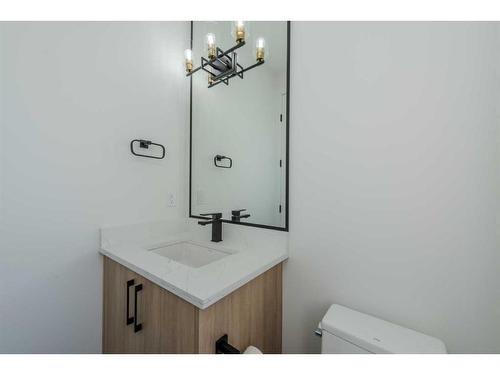 31 Harvard Street Nw, Calgary, AB - Indoor Photo Showing Bathroom