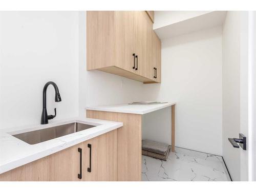 31 Harvard Street Nw, Calgary, AB - Indoor Photo Showing Kitchen