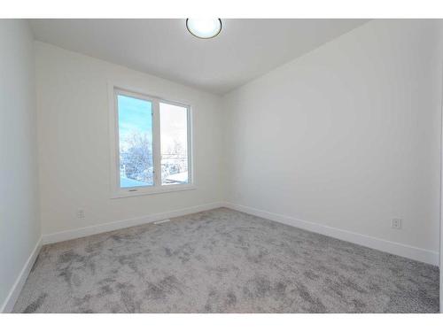 31 Harvard Street Nw, Calgary, AB - Indoor Photo Showing Other Room