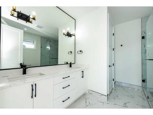 31 Harvard Street Nw, Calgary, AB - Indoor Photo Showing Bathroom