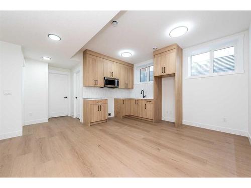 31 Harvard Street Nw, Calgary, AB - Indoor Photo Showing Kitchen