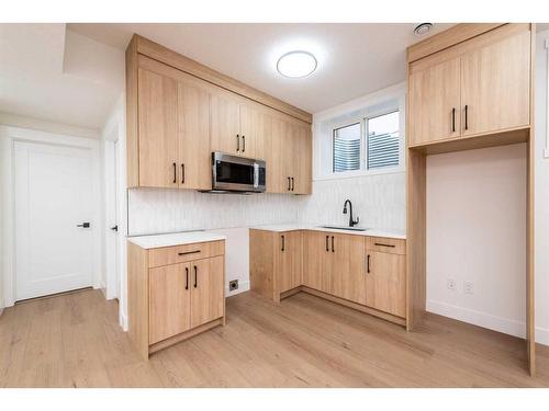 31 Harvard Street Nw, Calgary, AB - Indoor Photo Showing Kitchen