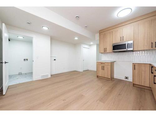 31 Harvard Street Nw, Calgary, AB - Indoor Photo Showing Kitchen