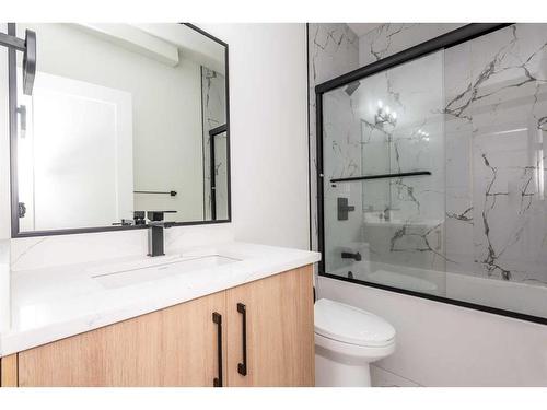 31 Harvard Street Nw, Calgary, AB - Indoor Photo Showing Bathroom