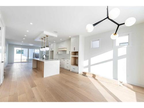 31 Harvard Street Nw, Calgary, AB - Indoor Photo Showing Kitchen With Upgraded Kitchen