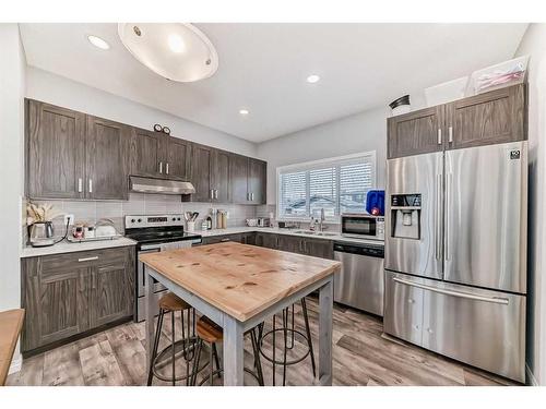 17 Belgian Lane, Cochrane, AB - Indoor Photo Showing Kitchen