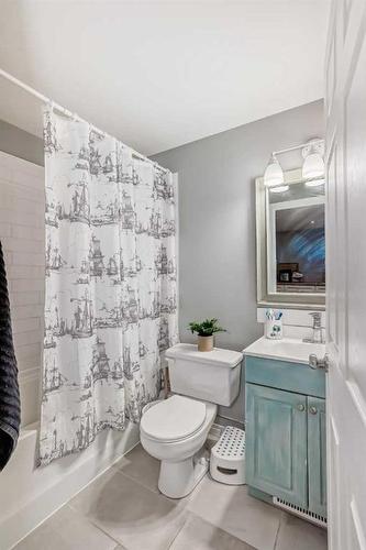 17 Belgian Lane, Cochrane, AB - Indoor Photo Showing Bathroom