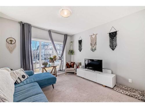 17 Belgian Lane, Cochrane, AB - Indoor Photo Showing Living Room