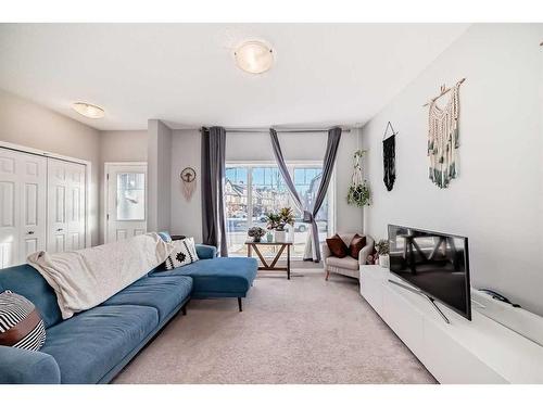 17 Belgian Lane, Cochrane, AB - Indoor Photo Showing Living Room