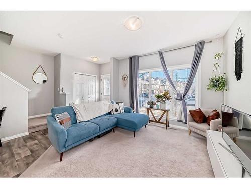 17 Belgian Lane, Cochrane, AB - Indoor Photo Showing Living Room