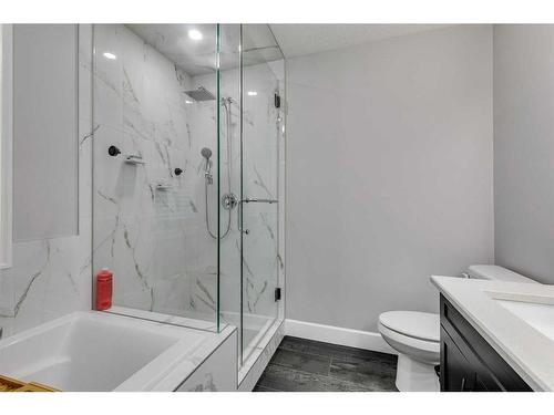 206 Yorkville Green Sw, Calgary, AB - Indoor Photo Showing Bathroom