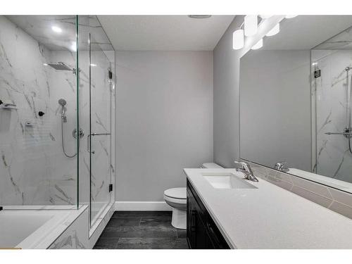 206 Yorkville Green Sw, Calgary, AB - Indoor Photo Showing Bathroom