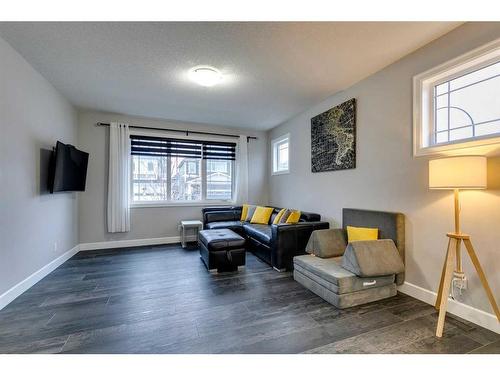 206 Yorkville Green Sw, Calgary, AB - Indoor Photo Showing Living Room