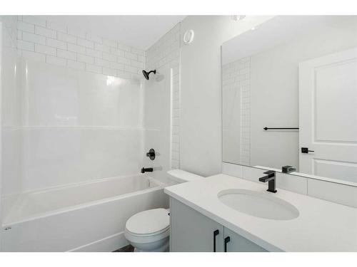 1017 Creekview Drive Sw, Calgary, AB - Indoor Photo Showing Bathroom